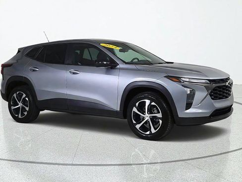 Used 2024 Chevrolet Trax RS FWD image 8