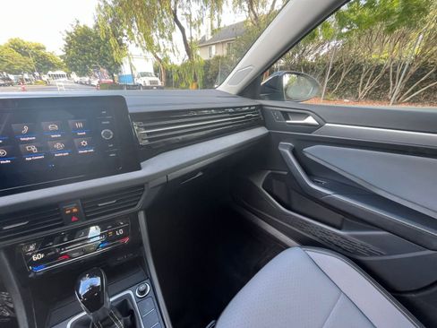 Used 2025 Volkswagen Jetta SE image 34