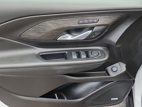 Used 2024 GMC Terrain SLT w/ Infotainment Package II image 13