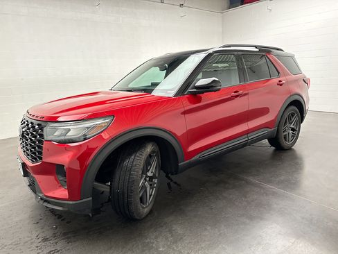Used 2025 Ford Explorer ST w/ Sun And Sound Package AWD/4WD image 4
