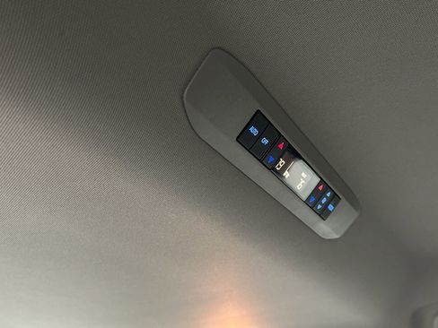 Used 2021 Toyota Sienna XLE image 19