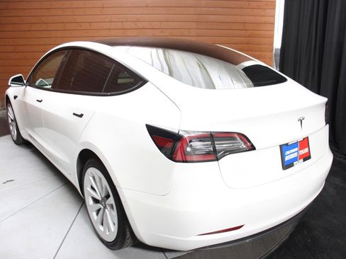 Used 2022 Tesla Model 3 Standard Range image 10