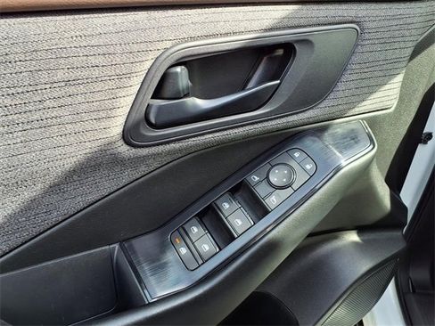 Used 2023 Nissan Rogue S image 16