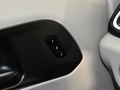 Used 2024 Chrysler Pacifica Touring-L FWD image 34