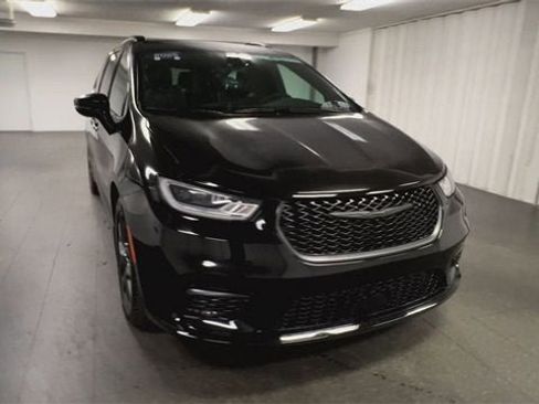 Used 2025 Chrysler Pacifica Limited w/ Trailer Tow Group image 3