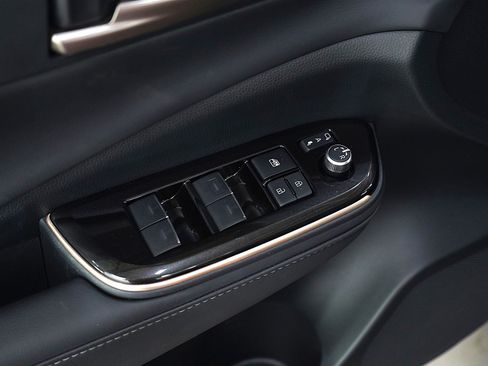 Used 2025 Toyota Crown Signia XLE image 20