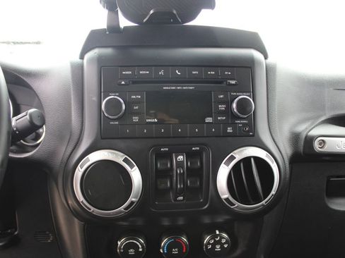 Used 2015 Jeep Wrangler Unlimited Rubicon w/ Connectivity Group image 32