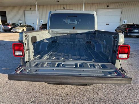 New 2025 Jeep Gladiator Sport image 18