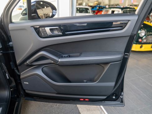 Used 2022 Porsche Cayenne image 30
