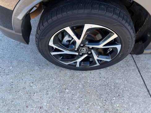 Used 2018 Toyota C-HR XLE FWD image 8