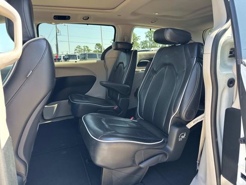 Certified 2024 Chrysler Pacifica Limited FWD image 15