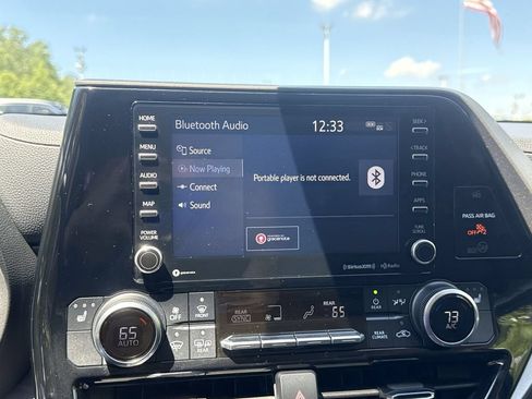 Used 2021 Toyota Highlander XLE AWD/4WD image 12