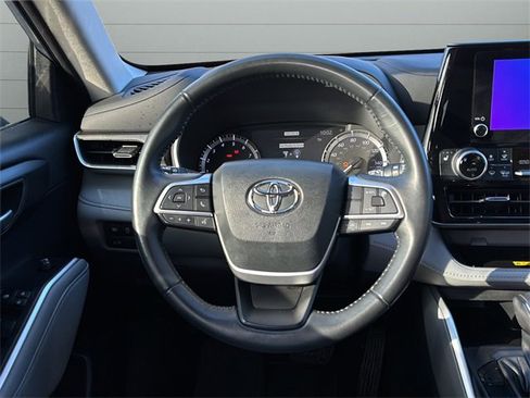 Certified 2023 Toyota Highlander XLE image 24