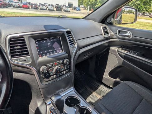 Used 2021 Jeep Grand Cherokee Laredo AWD/4WD image 23