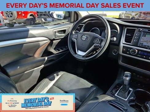 Used 2018 Toyota Highlander XLE AWD/4WD image 14