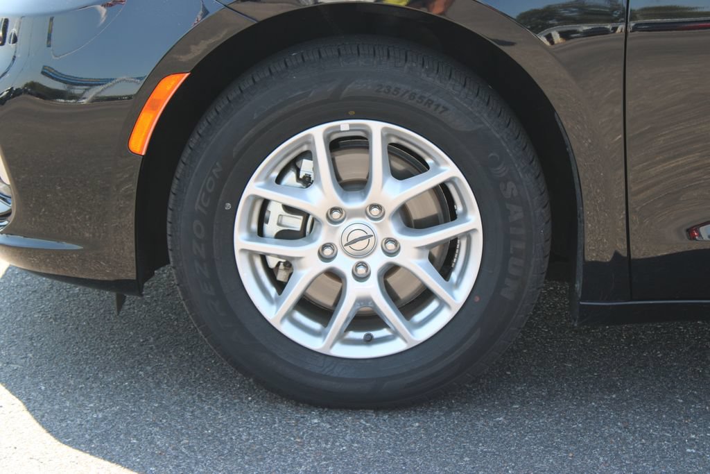 Used 2025 Chrysler Pacifica Select FWD image 19