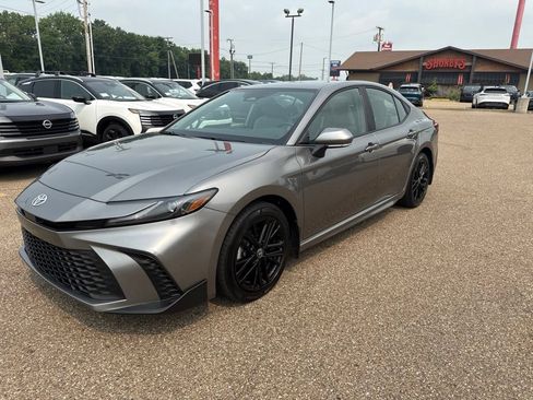 Used 2025 Toyota Camry SE AWD/4WD image 4