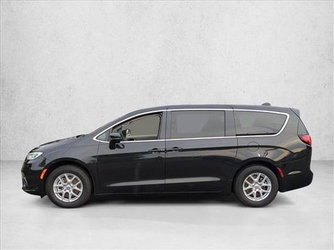 Used 2023 Chrysler Pacifica Touring-L FWD image 9