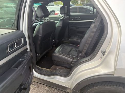 Used 2016 Ford Explorer XLT w/ Equipment Group 202A FWD image 4