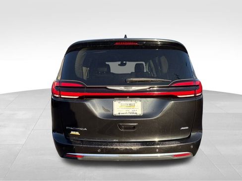 Used 2023 Chrysler Pacifica Touring-L image 10