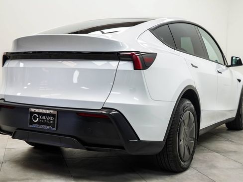 Used 2026 Tesla Model Y 2WD image 12