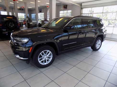 Used 2025 Jeep Grand Cherokee L Laredo RWD image 3