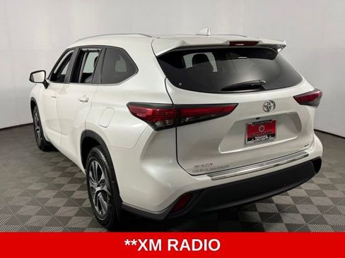 Used 2023 Toyota Highlander XLE FWD image 6