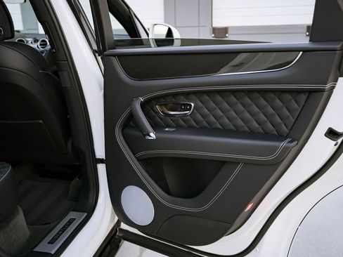 Used 2019 Bentley Bentayga image 28