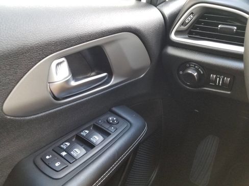 Used 2025 Chrysler Voyager LX FWD image 36