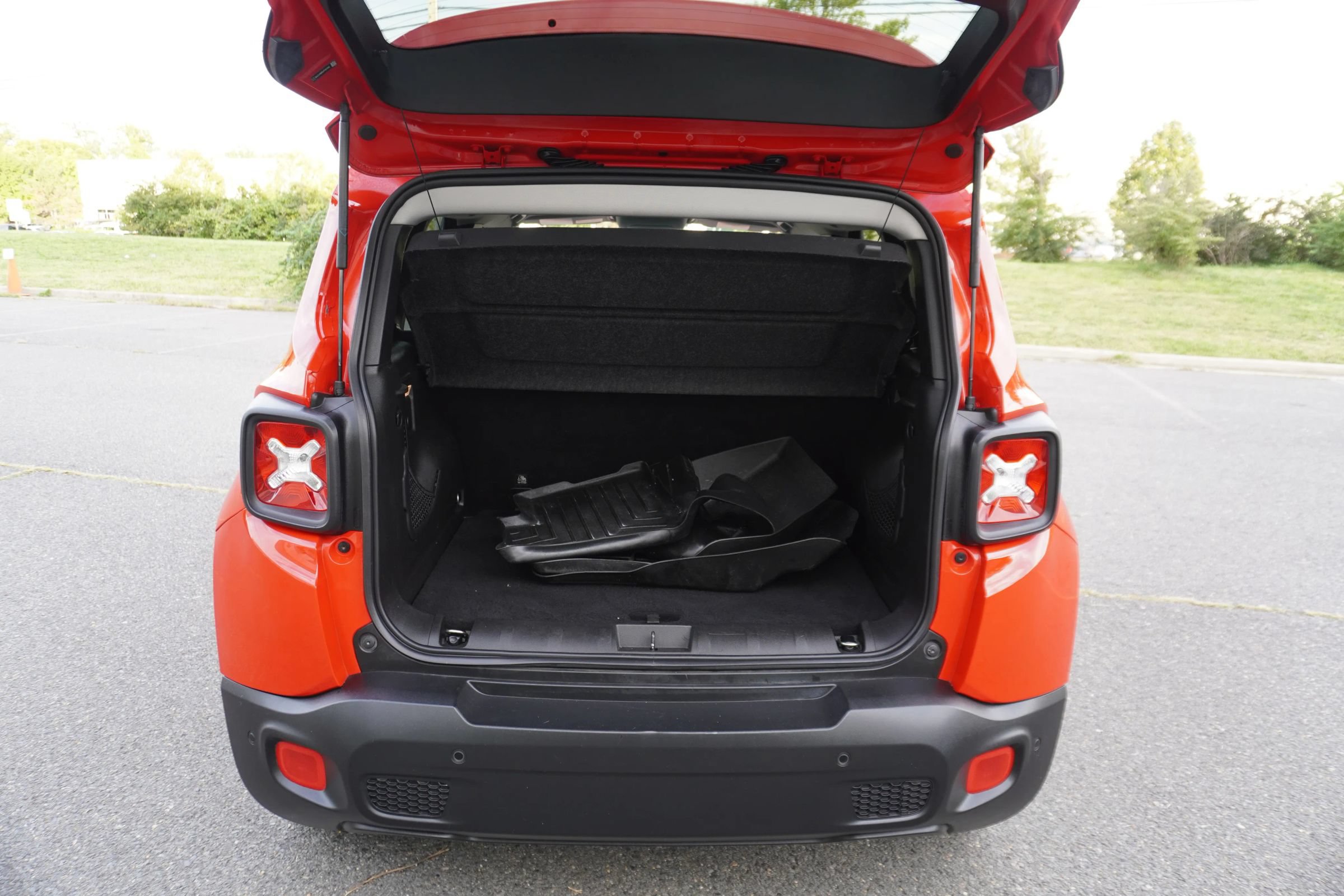 Used 2018 Jeep Renegade Latitude w/ Advanced Technology Group FWD image 21
