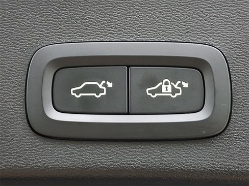 Used 2020 Volvo XC40 T5 R-Design w/ Protection Package Premier image 29