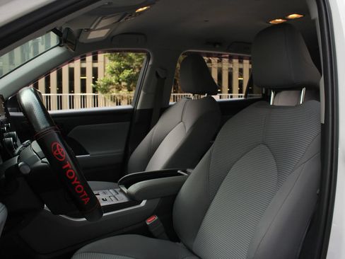 Used 2020 Toyota Highlander L AWD/4WD image 16