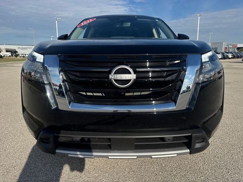 Used 2025 Nissan Pathfinder SL FWD image 9