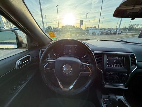 Used 2020 Jeep Grand Cherokee Laredo image 14