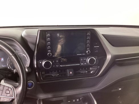 Used 2021 Toyota Highlander XLE AWD/4WD image 14