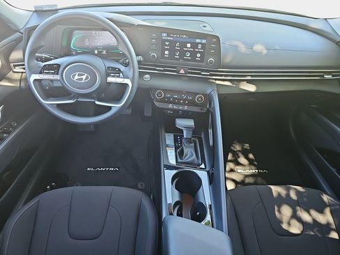Used 2025 Hyundai Elantra Hybrid FWD image 10