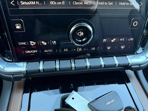 Used 2025 GMC Yukon XL Denali image 17