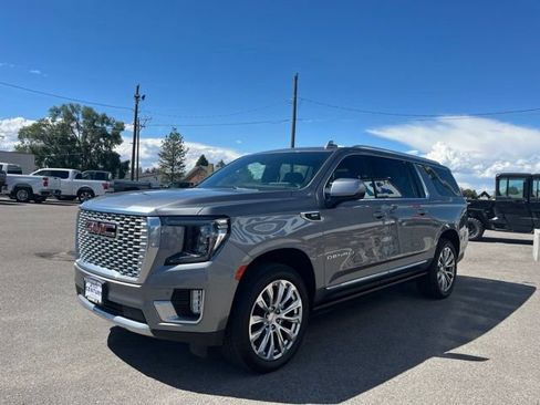 Used 2022 GMC Yukon XL Denali w/ Denali Premium Package AWD/4WD image 3
