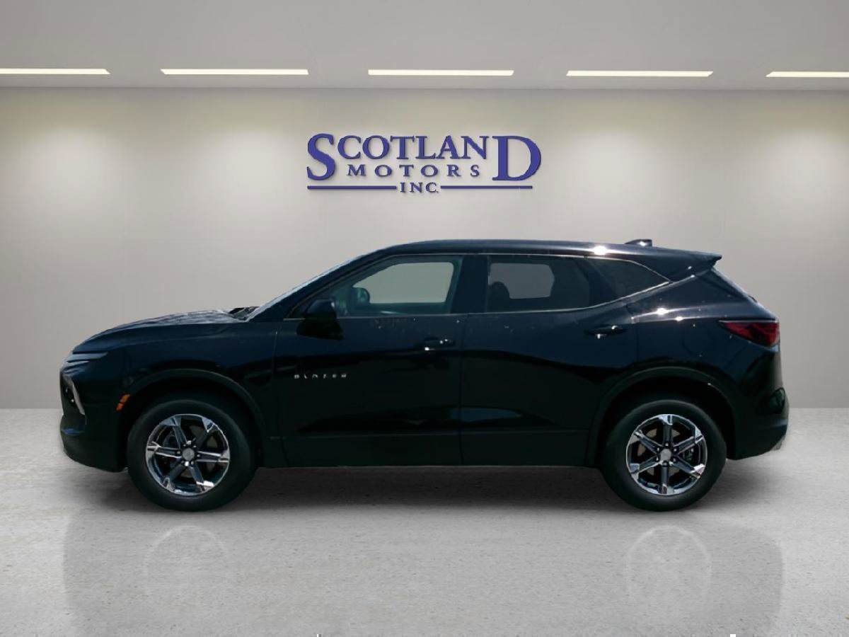 Used 2025 Chevrolet Blazer LT FWD image 1