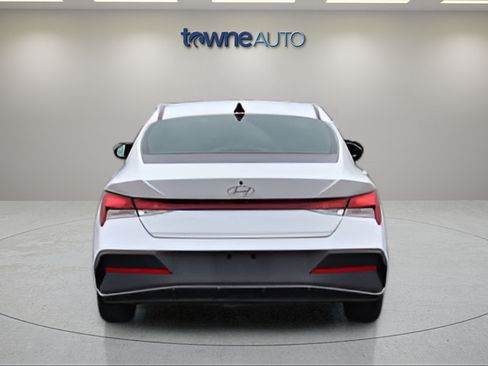 Used 2024 Hyundai Elantra SEL FWD image 4