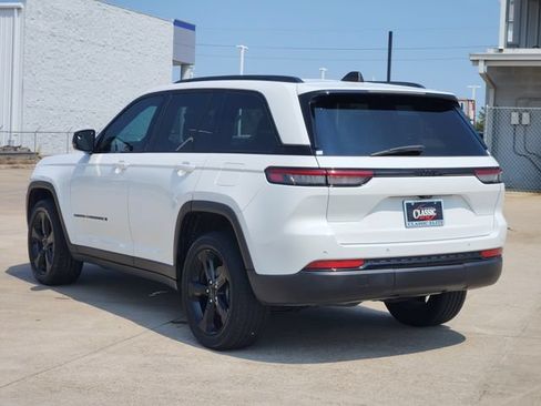 Used 2023 Jeep Grand Cherokee Altitude RWD image 5