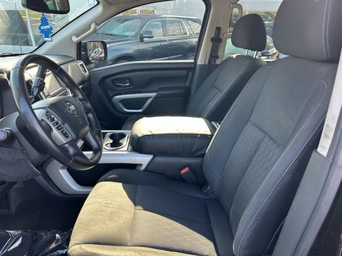 Used 2018 Nissan Titan SV w/ SV Convenience Package RWD image 16