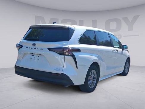 Used 2023 Toyota Sienna XLE FWD image 5