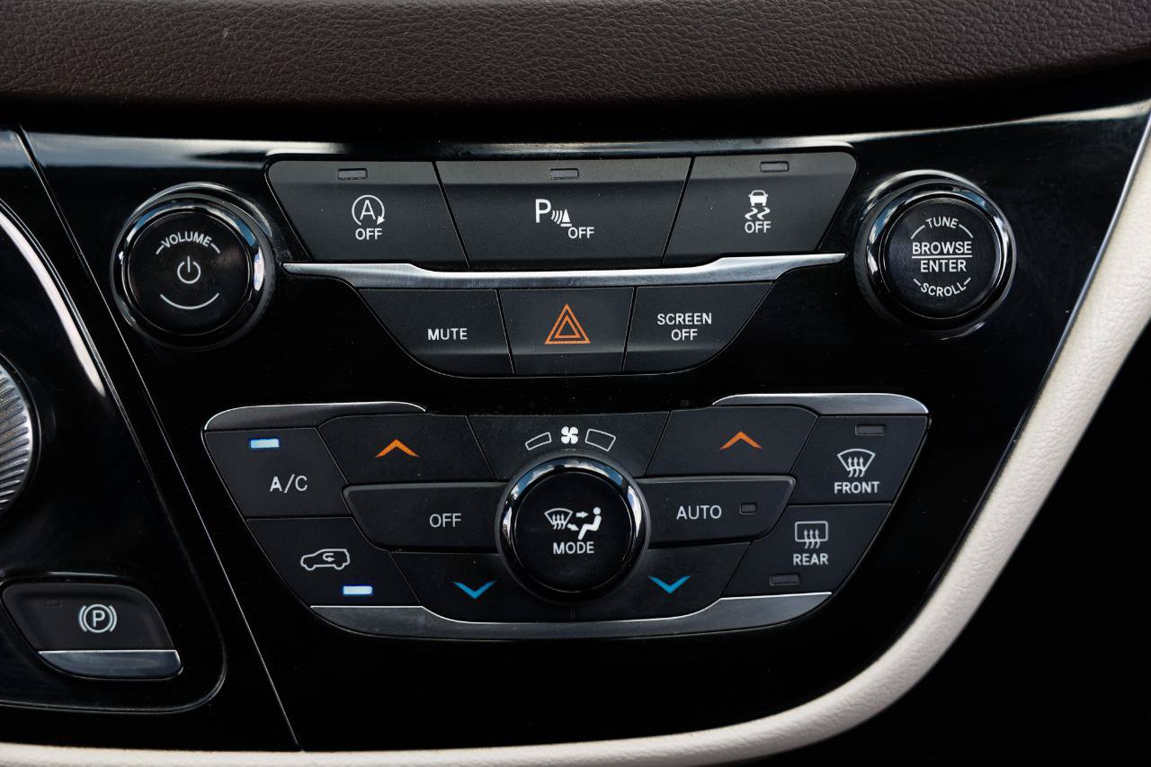 Used 2018 Chrysler Pacifica Touring-L FWD image 32