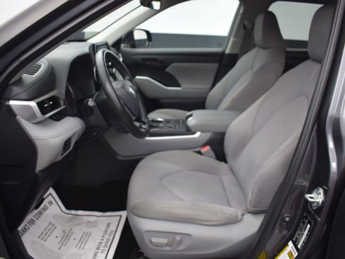Used 2021 Toyota Highlander LE image 16