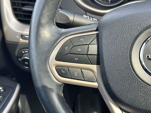 Used 2018 Jeep Cherokee Limited image 24