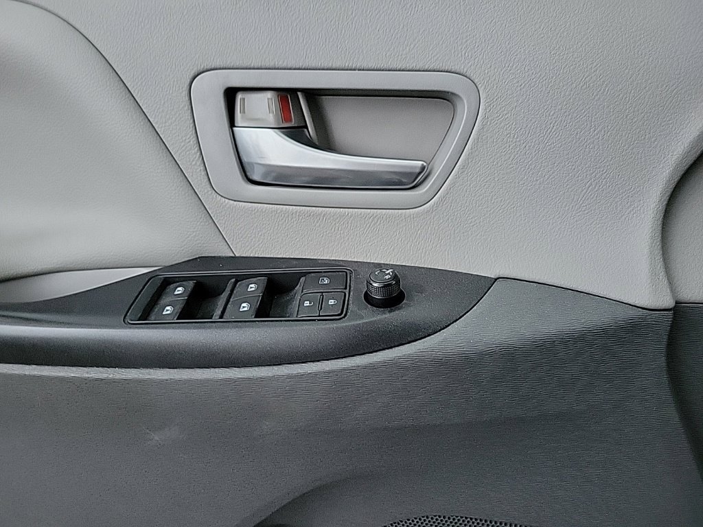 Used 2015 Toyota Sienna LE FWD image 10