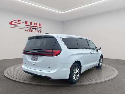 New 2026 Chrysler Pacifica Select AWD/4WD image 5