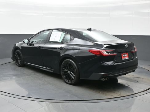 Used 2025 Toyota Camry SE image 4