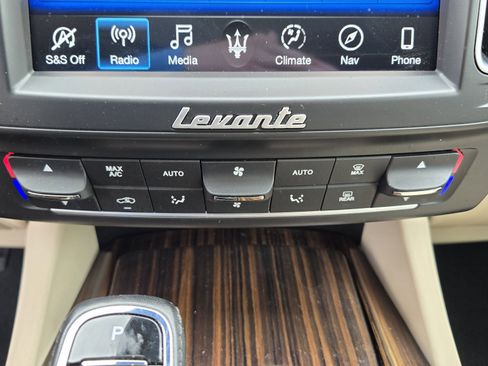 Used 2019 Maserati Levante GranLusso AWD/4WD image 17